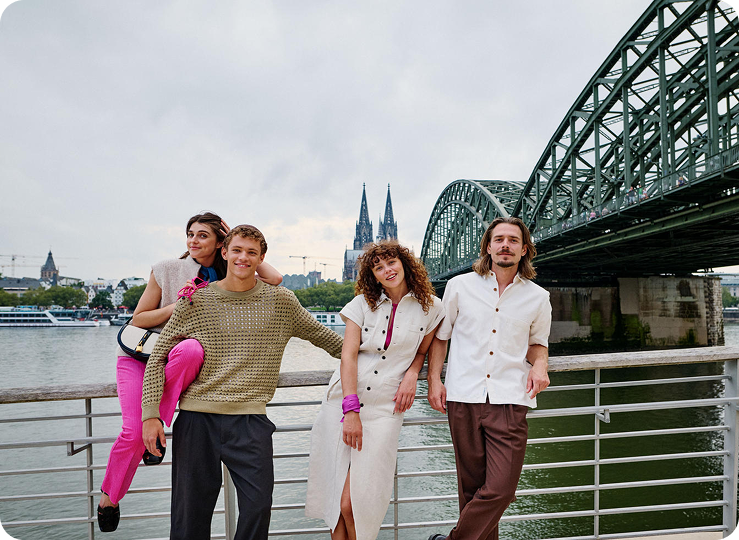 Луѓе на мост